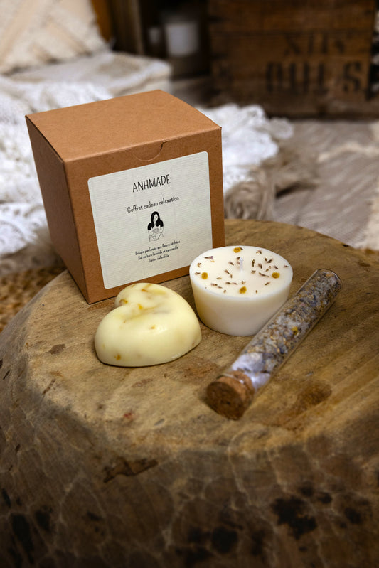 Coffret cadeau relaxation : bougie fleurie, sel de bain camomille lavande et savon