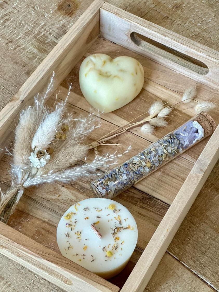 Coffret cadeau relaxation : bougie fleurie, sel de bain et savon